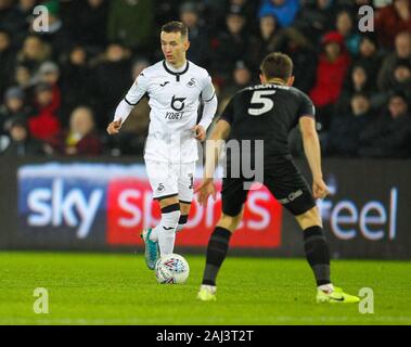 Stade Liberty, Swansea, Glamorgan, au Royaume-Uni. 2 Jan, 2020. Championnat de la Ligue de Football anglaise, Swansea City contre Charlton Athletic ; Bersant Joseph de Swansea City prend sur Lockyer de Charlton - strictement usage éditorial uniquement. Pas d'utilisation non autorisée avec l'audio, vidéo, données, listes de luminaire, club ou la Ligue de logos ou services 'live'. En ligne De-match utilisation limitée à 120 images, aucune émulation. Aucune utilisation de pari, de jeux ou d'un club ou la ligue/player Crédit : publications Plus Sport Action/Alamy Live News Banque D'Images