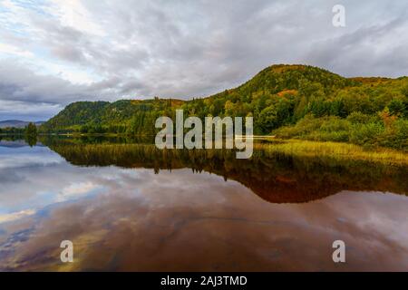 Vue du coucher de soleil du lac Monroe, dans le Parc National du Mont-Tremblant, Québec, Canada Banque D'Images