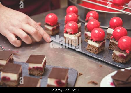 Gâteaux mousse français mirror glaze avec. Dessert européen moderne. Préparation de gâteau mousse savoureuse. la cuisson et confiserie concept. Culinary Banque D'Images