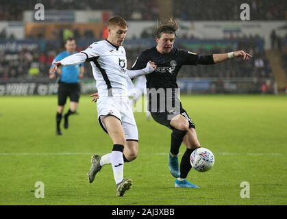 Swansea City's Jay Fulton (à gauche) et Charlton Athletic's Conor Gallagher bataille pour le ballon pendant le match de championnat Sky Bet au Liberty Stadium, Swansea. Banque D'Images