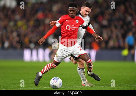 DERBY, ANGLETERRE - 2 janvier Clarke Oduor (22) de Barnsley batailles avec Jack Marriott (14) de Derby County au cours de la Sky Bet Championship match entre Derby County et Barnsley au Derby Pride Park, le jeudi 2 janvier 2020. (Crédit : Jon Hobley | MI News) photographie peut uniquement être utilisé pour les journaux et/ou magazines fins éditoriales, licence requise pour l'usage commercial Crédit : MI News & Sport /Alamy Live News Banque D'Images