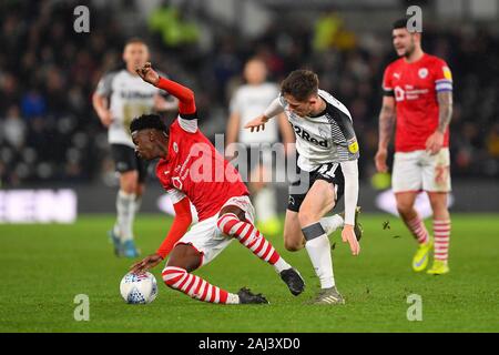 DERBY, ANGLETERRE - 2 janvier Clarke Oduor (22) de Barnsley batailles avec Max Oiseau (41) de Derby County au cours de la Sky Bet Championship match entre Derby County et Barnsley au Derby Pride Park, le jeudi 2 janvier 2020. (Crédit : Jon Hobley | MI News) photographie peut uniquement être utilisé pour les journaux et/ou magazines fins éditoriales, licence requise pour l'usage commercial Crédit : MI News & Sport /Alamy Live News Banque D'Images