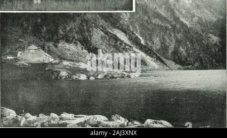 Album géographique : La France . de lacs, tant à causé ne la rai-lettres de leurs j&gt;eiilcs que de la sécheresse relative à nouveau du ciel sous lequel elles se dressent.J^une brièveté de leurs vallées rapides et sansgrandes sinuosités, leur disposition en arêterectilignc, voilà les obstacles à tout granddcveloppeinenl lacustre, cl il ne laut pas sc-tonner que les Pyrénées le çcdent. sous cerapport, au Jura lui-même. On y a pourtant découvert, surtout dans les hautes régions dugranit et dos schistes anciens, de lacs peUts([ui se comblent peu ix peu. Tel est le lac ne doGaube la rive gaucho est déjà encom Banque D'Images