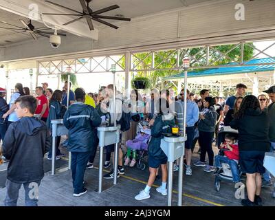 Orlando, FL/USA-12/25/19 : l'entrée du parc à thème SeaWorld Orlando où les employés de la numérisation vous billets et vérifier les photos sur un appareil électronique Banque D'Images
