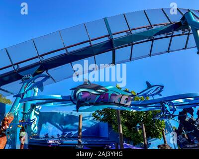 Orlando, FL/USA-12/25/19 : l'entrée de la Mako montagnes russes au SeaWorld Orlando la Floride avec un logo requin et un thème de l'eau bleu sur un brillant sunn Banque D'Images