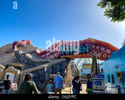 Orlando, FL/USA-12/25/19 : l'entrée du Kraken Unleashed montagnes russes au SeaWorld sur un ciel bleu ensoleillé. Banque D'Images