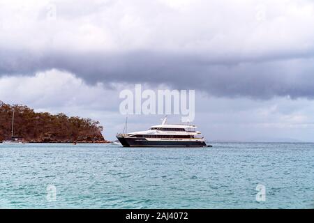 Yeppoon, Queensland, Australie - Décembre 2019 : un grand'voile Bateau amarré au large de Great Keppel Island Grande Barrière de Corail sur un ciel nuageux d Banque D'Images