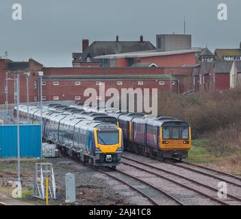 15/12/2019 Barrow in Furness transport garage toute nouvelle classe CAF 195's (à gauche dans le magasin avant leur entrée en service) avec 142 trains de stimulation classe retirée Banque D'Images