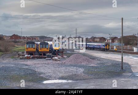 15/12/2019 Barrow in Furness transport garage toute nouvelle classe CAF 195's (milieu, stockés avant leur entrée en service) avec 142 trains de stimulation classe retirée Banque D'Images