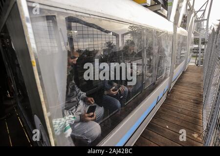 Gaza, la Palestine. 2 Jan, 2020. Les gens apprécient un tour dans le train pendant l'ouverture.Palestiniens ouvrent un chemin de fer de suspension d'surnommé ''Le Train'' dans le parc à thème à Khan Yunis. Credit : Yousef Masoud SOPA/Images/ZUMA/Alamy Fil Live News Banque D'Images