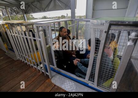 Gaza, la Palestine. 2 Jan, 2020. Les gens apprécient un tour dans le train pendant l'ouverture.Palestiniens ouvrent un chemin de fer de suspension d'surnommé ''Le Train'' dans le parc à thème à Khan Yunis. Credit : Yousef Masoud SOPA/Images/ZUMA/Alamy Fil Live News Banque D'Images