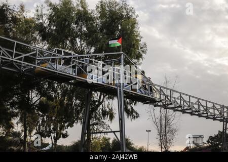 Gaza, la Palestine. 2 Jan, 2020. Les gens apprécient un tour dans le train pendant l'ouverture.Palestiniens ouvrent un chemin de fer de suspension d'surnommé ''Le Train'' dans le parc à thème à Khan Yunis. Credit : Yousef Masoud SOPA/Images/ZUMA/Alamy Fil Live News Banque D'Images