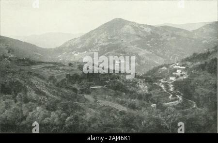 Album géographique : La France .  : ?. Montagnes èruptives colpk uAizac : dans les Cbvk.nxes.- 1^ dAizac coupé présente bien la lorme dun cône volcanique produitpar accumulation des matériaux qui ont été rejctés pendant les érosions. Cest bien un volcan, pcut-élrc le dernier venu de ceux que porte le pla teau-centre : il se dresse sur une masse granitique, et au loin ses lavesont rempli la vallée de la Volamc. IN ALIUM GÉOGRAPHIQUE Banque D'Images