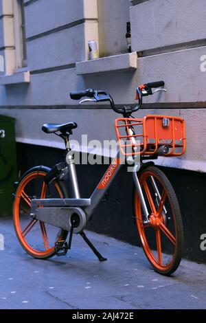 London UK Jan 01 2020 - Single Mobike partager vélo sur un trottoir à Londres Banque D'Images