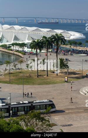 Vue de grand carré avec l'édifice du musée moderne blanc et de tramway passant au centre-ville de Rio de Janeiro, Brésil Banque D'Images