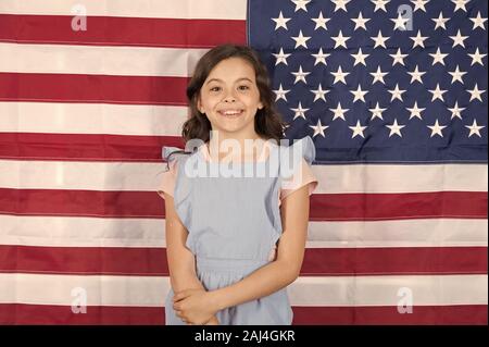 Né libre et gratuit produites. Petit enfant insouciante bénéficiant d'enfance heureuse. Happy little girl smiling on décor drapeau américain. Libre développement. De l'expre Banque D'Images