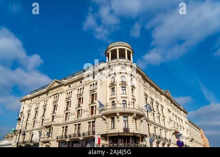 Beau bâtiment. Façade historique de l'hôtel Bristol sur la rue Krakowskie Przedmiescie Varsovie Pologne. 18 février 2019. Banque D'Images