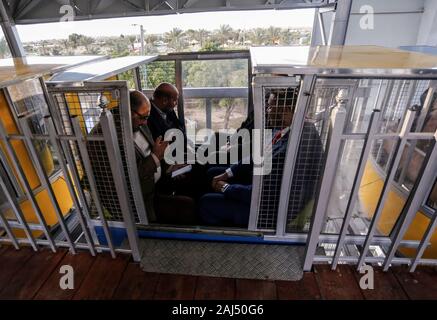 Les gens apprécient un tour dans le train pendant l'ouverture.Palestiniens ouvrent un chemin de fer de suspension d'appelé 'Le train' dans le parc à thème à Khan Yunis. Banque D'Images