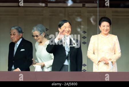 Tokyo, Japon. 2 Jan, 2020. L'Empereur héritier Naruhito (2e R) et l'Impératrice Masako (R) sourire alors que l'ancien empereur Akihito (L) et l'ex-Impératrice Michiko (2L) arriver à l'Impérial Palace pour les voeux du Nouvel An à Tokyo, le Jeudi, Janvier 2, 2020. 68 000 personnes ont visité le Palais Impérial le jour de féliciter la famille impériale pour la nouvelle année. Credit : Yoshio Tsunoda/AFLO/Alamy Live News Banque D'Images