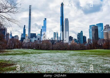 Sheep's Meadow dans Central Park avec une mince couche de neige. Banque D'Images