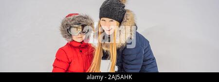 Maman met sur lunettes de ski pour son fils BANNER, format long Banque D'Images