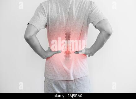 Syndrome d'office, de dos et de douleurs au bas du dos Concept. un homme de toucher le bas de son dos au point de la douleur Banque D'Images