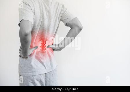 Syndrome d'office, de dos et de douleurs au bas du dos Concept. un homme de toucher le bas de son dos au point de la douleur Banque D'Images