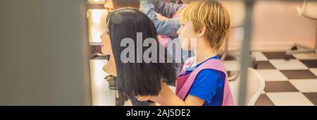 Garçon coiffeur, jour de choix de profession, jouer chez le coiffeur dans le salon de beauté pour enfants, coiffeur, coiffure, coiffure Page d'en Banque D'Images