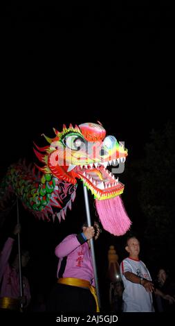 Un dragon marionnette est joué par un homme avec un bâton dans la célébration du Nouvel an chinois festival. Banque D'Images