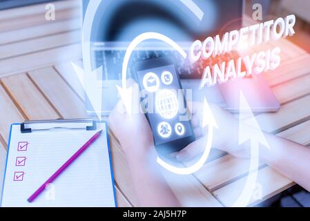 Écrit remarque montrant des analyses de la concurrence. Concept d'affaires pour évaluer les forces et les faiblesses de l'entreprise rivale Banque D'Images