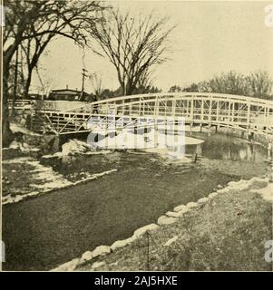 Journal officiel de l'Association des sociétés d'ingénierie . ut faux travail, et tous n'ont de bons services pendant de nombreuses années. Le pont du ruisseau Costigan, 50 pieds de span, près de Bangor, ME,sur la Maine Central Railroad, était en cours d'utilisation de 15 ans, ou jusqu'à1883. C'était la première du lot construit, et le seul l'un des ponts en fer solide ayant les leviers. Le pont de Olamon, dans le Maine, fig. 2, sur la même railroadline, 75 pieds de span, était en cours d'utilisation de dix-huit ans, ou jusqu'en 1886, moment atwhich M. J. P. Snow a fait un rapport sur elle, proposer des modifications qui pourraient, éventuellement, de prolonger sa durée de vie, mais il a été décidé d'replaceit Banque D'Images