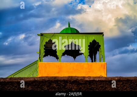 Toit marocain avec dôme décoratif contre le ciel bleu. Banque D'Images