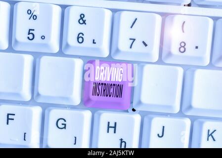 Main conceptuel écrit, indiquant l'enseignement de la conduite. Signification du concept de l'information détaillée sur la façon dont la conduite doit être fait Banque D'Images