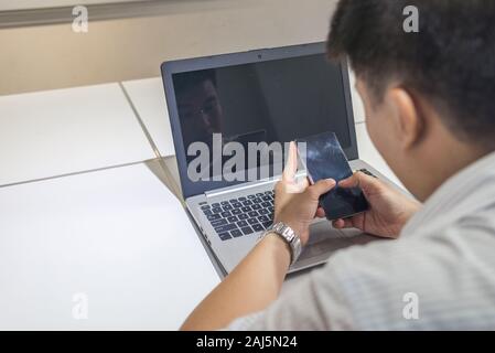 Young Asian Woman seul dans le bureau Banque D'Images