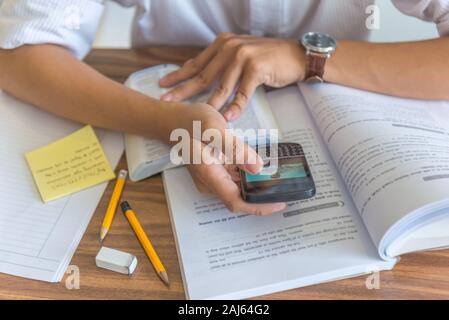 Close up of young human hand using cellphone Banque D'Images