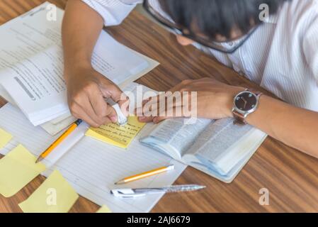 Difficile d'étudier à l'aide des élèves à faire leurs devoirs et gomme Banque D'Images