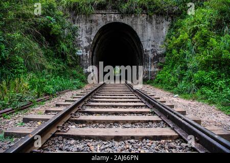 Voies de train menant à un tunnel à Ella - Sri Lanka Banque D'Images