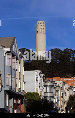 Coit Tower se dorant dans le soleil du soir sur Telegraph Hill de San Francisco, États-Unis d'Amérique Banque D'Images