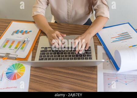 Vue de dessus de la businesswoman typing on laptop Banque D'Images