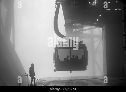 Cable car arrivant dans la brume au sommet du mont Fansipan, Vietnam ; c'est la plus haute montagne en Asie du sud-est continentale Banque D'Images