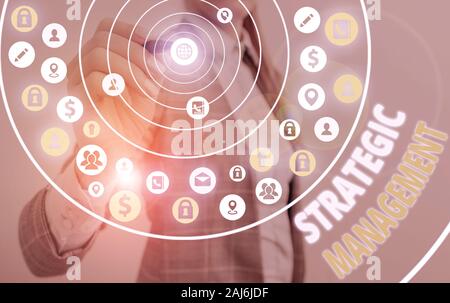 L'écriture de texte Word Gestion stratégique. Photo d'affaires mettant en formulation et la mise en œuvre des principaux objectifs Banque D'Images