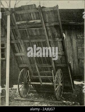 La culture de l'abeille . deof le meilleur matériel, et doit être strondvbuilt. ^ ^ Fig. 2 montre la remorque élevés jusqu'à donner lecteur une idée générale de la construc-tion. Deux roues chariot forte andsprings de poids appropriés sont requis.La portée s'étend vers le haut à un angle d'un towithin pied de la connexion à qui itenters sur un parallèle avec les deux ponts andauto remorque. 2x4s^ soutenant le deckare sur lli^ ft. longue et traverses arelV4x5x6V2 pi. de long, et de pin blanc. Thedeck sont bouvetés,  % po yellowjiine. Une bande de  %x4 pine est nailedto theedge, formant un IVo pouces Banque D'Images