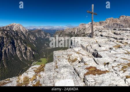 Sommet cross, Toblacher Kreuz, monte sur le piano, Dolomites Banque D'Images