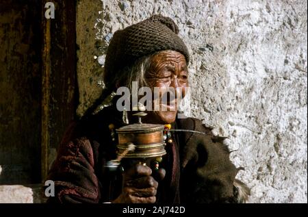 Vieille dame ladakhis tournant le priant mill Banque D'Images