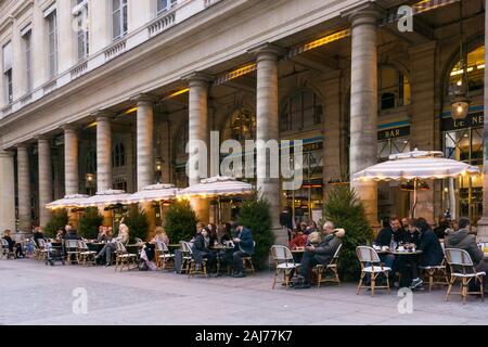 Paris Le Nemours - les clients ayant des boissons au bar-café Le Nemours en Place Colette dans le 1er arrondissement de Paris, France, Europe. Banque D'Images