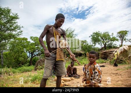 Guy Hadzabe joue un des instruments de musique traditionnels . Les Hadzabe sont un groupe ethnique dans le centre-nord de la Tanzanie Banque D'Images