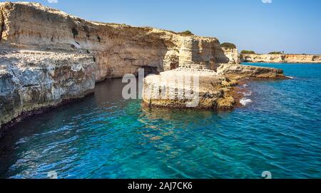Araglioni à Torre Sant Andrea, Italie. Vue pittoresque sur la mer et les falaises rocheuses et arch, à Torre Sant'Andrea, sur la côte de la mer du Salento, Pouilles, Italie Banque D'Images