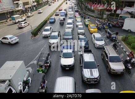 Bangkok, Thaïlande - 20 décembre 2019 : trafic en centre-ville sur la route thaïlandaise de Phaya. Vue Depuis Siam Skywalk. Banque D'Images