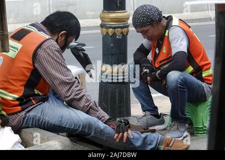 Bangkok, Thaïlande - le 21 décembre 2019 : moto taxi jeu de pilotes en attendant suivant les clients. Banque D'Images