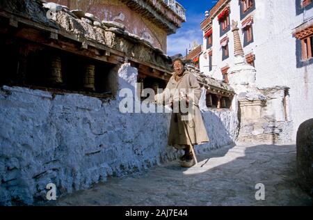 Vieil homme de tourner les roues de prière à Lamayuru Gompa Banque D'Images